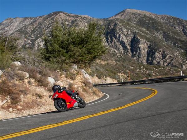 DucatiUSA's tweet photo. The 899 Panigale takes 1st in the street shootout by @MotoUSA http://t.co/GLESZ66P6y #passionepanigale #panigale http://t.co/cJimxREyAQ