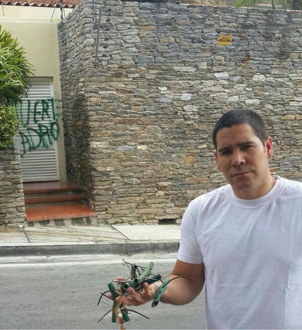 vicentedelavega's tweet photo. Que casualidad chico, nadie le grafitea la pared de piedra que no se puede pintar.....http://t.co/TQH9jAy2e2