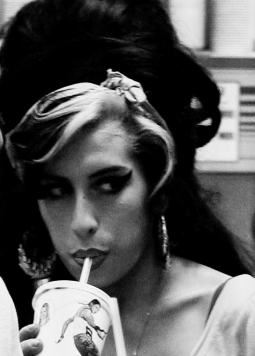 #AmyWinehouseHakkında
Matematiği çok iyi olmasına rağmen,okuldan nefret ediyordu. Asla kurallara uymuyordu.