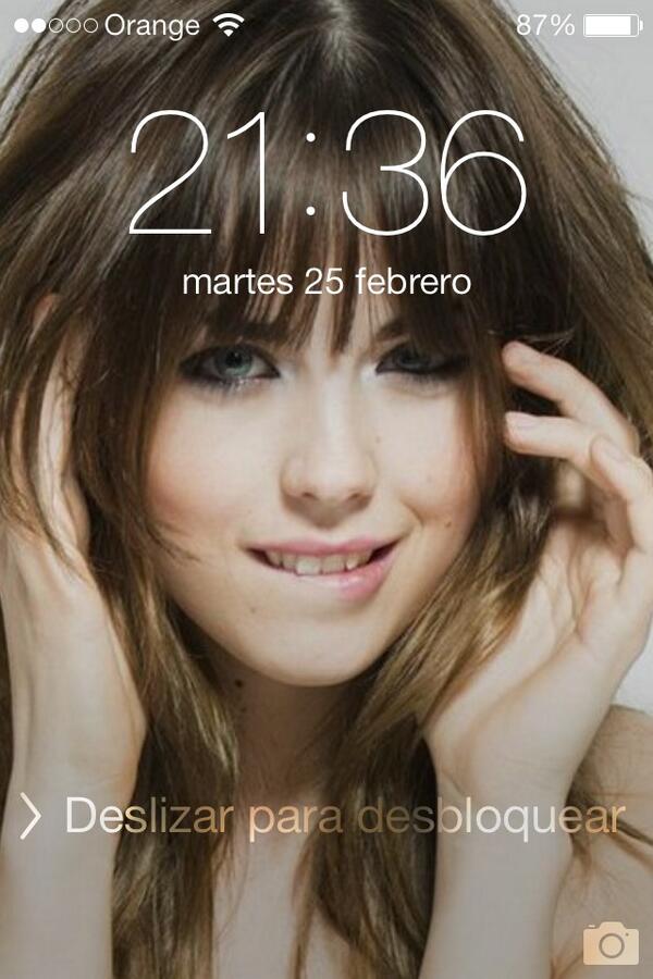 _ReinaL_'s tweet photo. @Daniellesharp perfect fit in my phone 😱 😍 http://t.co/lxRpuazfiS