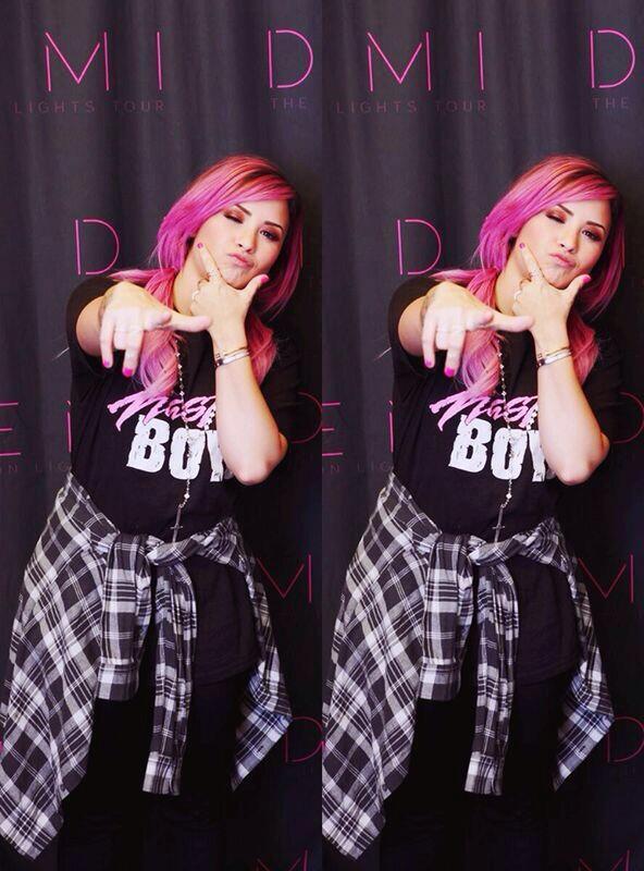 imp4ciiente's tweet image. a demi tá parecendo os mlks da minha escola tirando foto