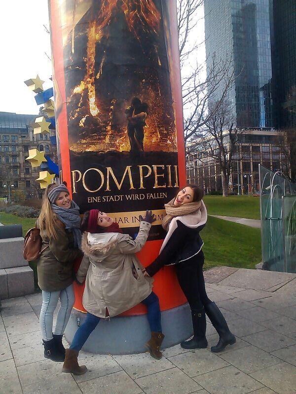 AnaBailach's tweet photo. POMPEII http://t.co/kWocSvRHcE @marituda @CarmeMnts #ArenalSound14 http://t.co/1vfRrtwX7c