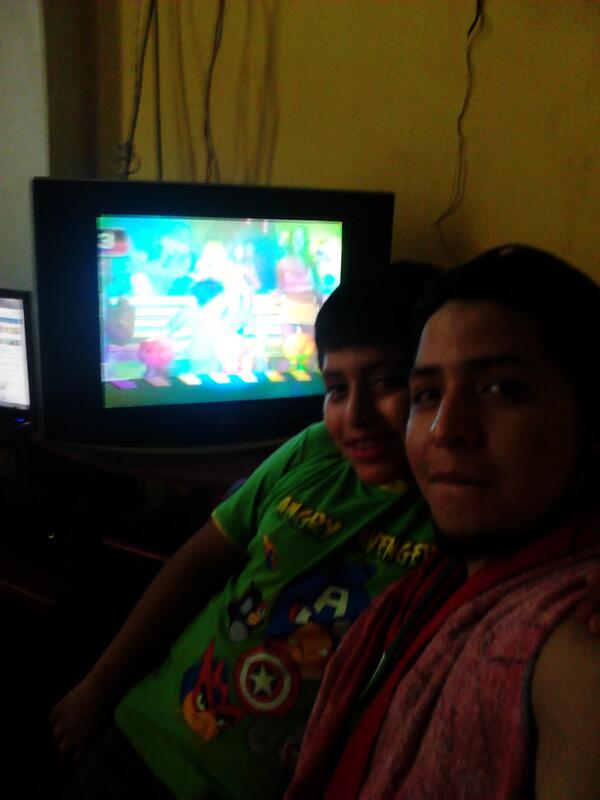 estudiantep's tweet photo. @atodoonada_peru viendo con mi hermano El juego de alcansias jejeje http://t.co/Bzew8MmOqq
