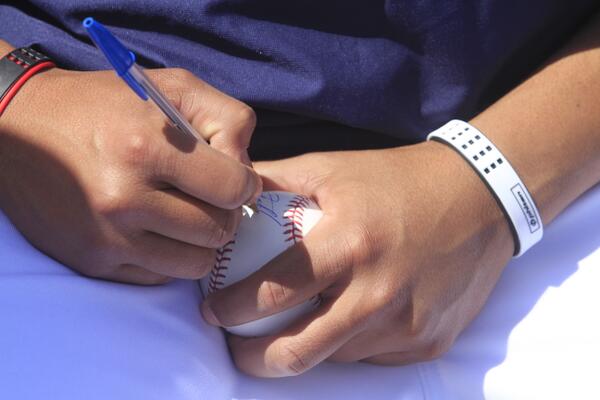 Want a ball signed by #FelixHernandez? RETWEET by 5pm for a chance to win. #FaceofMLB