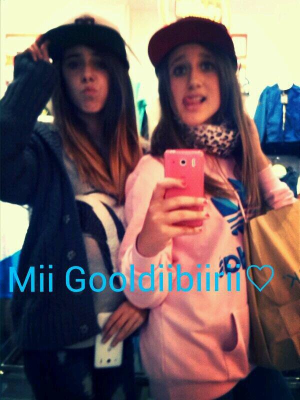 araismile's tweet photo. pues deseando estar cn mi niña @ @luuisaeespinosa la amo http://t.co/4PXT5oadNd