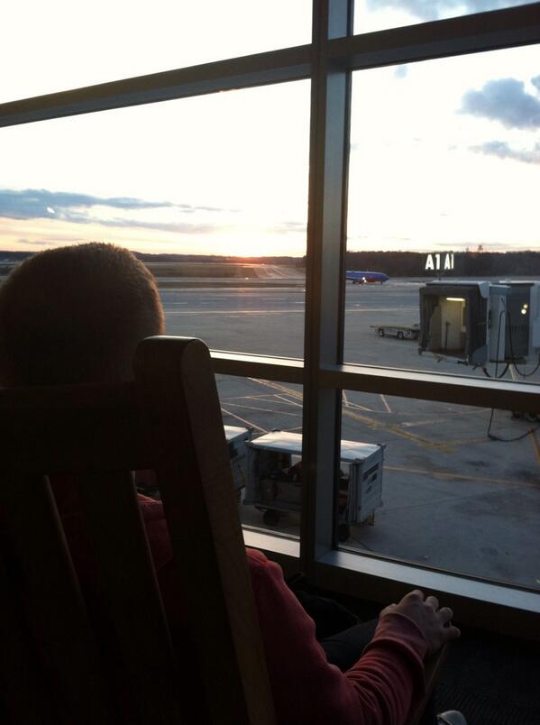 Pstrad's tweet photo. Pstrad #sittinginarockingchairattheairportwatchingplaneswhilewaitingtoflytoseecarson #pstraddoingthings http://t.co/cA6UncEOuT