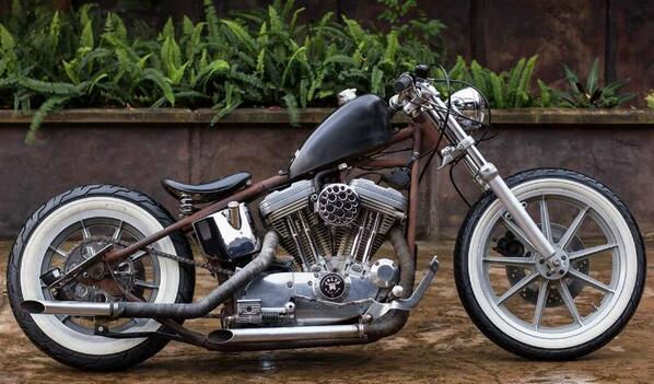 De_Wet5's tweet image. "@batmobility: Bat Mobility loves ( old school is cool ).    XLH -96 Sportster bobber. http://t.co/zW4F1AScXI"