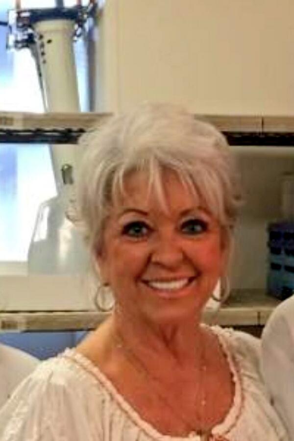 janicesue65's tweet photo. Paula Dean Everyone says my Twin. I'll take that http://t.co/J8xohJhh4d