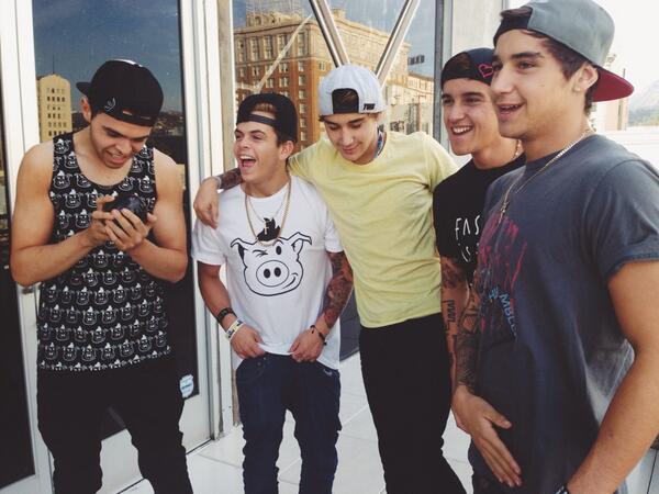 janoskians's tweet photo. Those are some happy janoskians http://t.co/ozariyXRaD