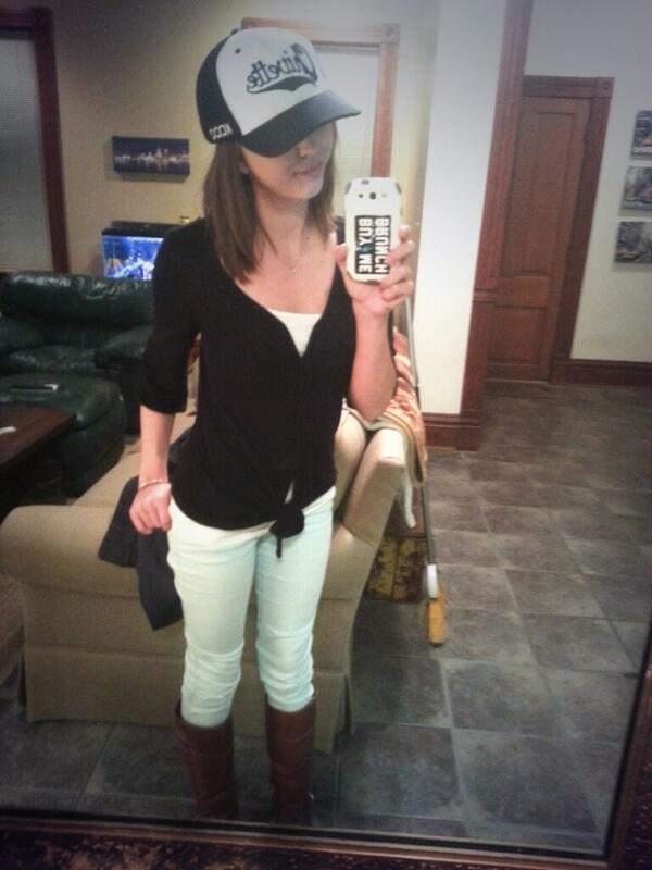 0xlomansaacada's tweet image. I love my #chivette snap back more than a lot of things but is there a way to make it less ....fluffy? Lol #smallhead