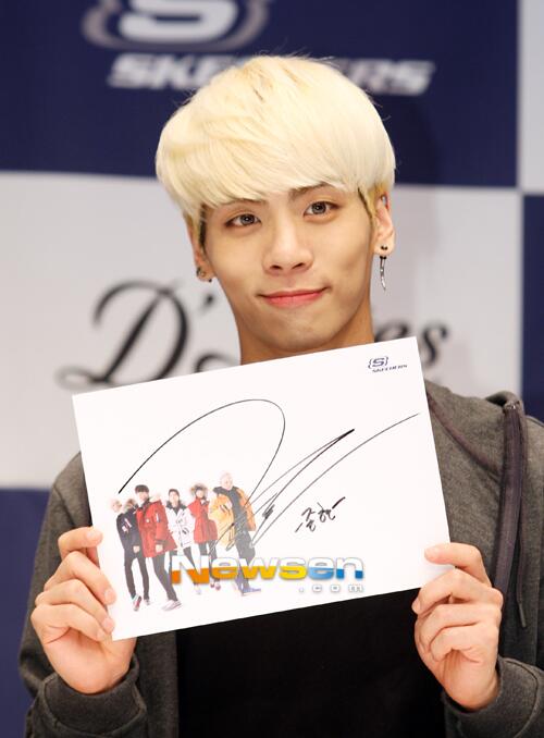 140226 Jonghyun @ Skechers Fansign Event BhXgBm2CMAALQ7g