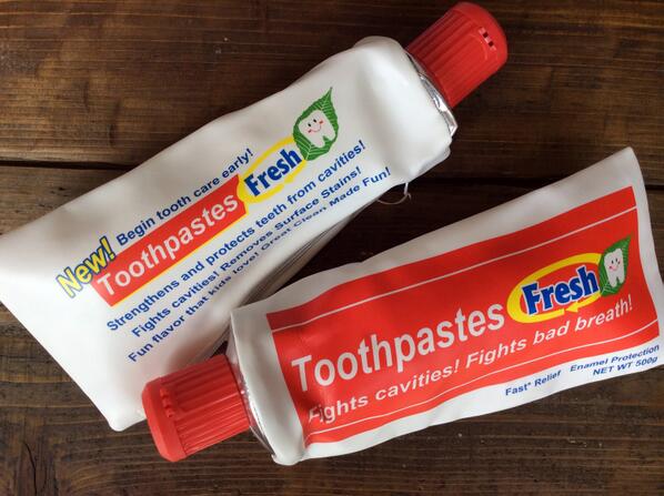 ジュウロクザッカ 歯磨き粉ペンケースを入荷しました O チューブの形をした面白いペンケースです 大きめなサイズ感でたっぷり入りますよ Http T Co Ztyrlrnlqb