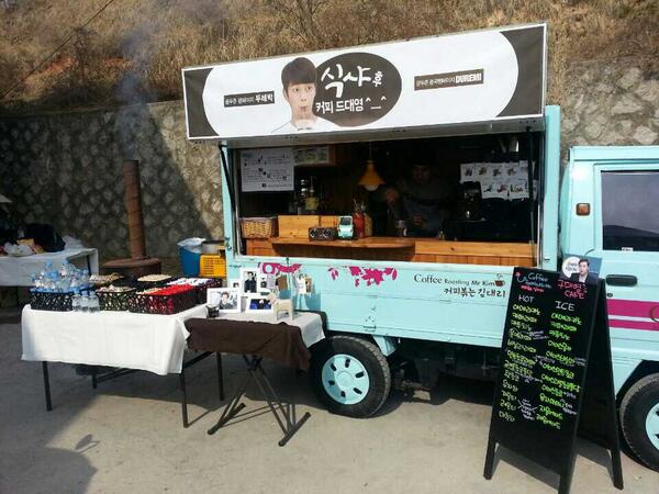 BeeeestDJ's tweet photo. 그리고 팬분이 쏘신커피~~오늘은 커피파티다 피가 커피로 변할때까지 마셔주겠어 http://t.co/OJ1XgC6064