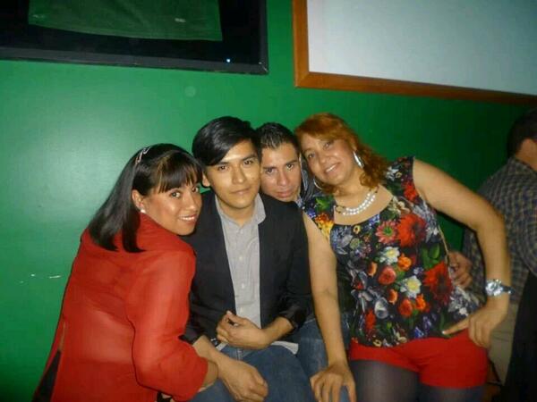 jose_pepito's tweet photo. Mis mejores amigas y mi amor ;-) http://t.co/nCAlWkJGBE
