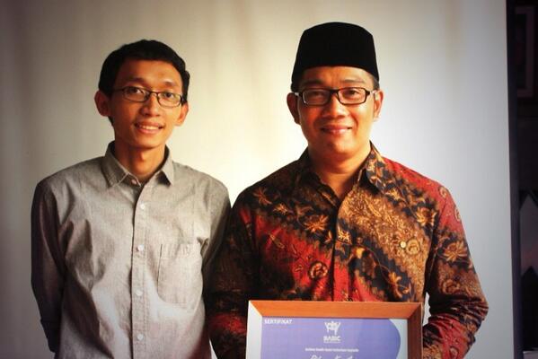 Penyerahan plakat kepada kang <a href="/ridwankamil/">Ridwan Kamil</a> dari <a href="/bdg_SIC/">bdg_SIC</a> pada acara Social Innovator Experts Talk. Nuhun kang! :)