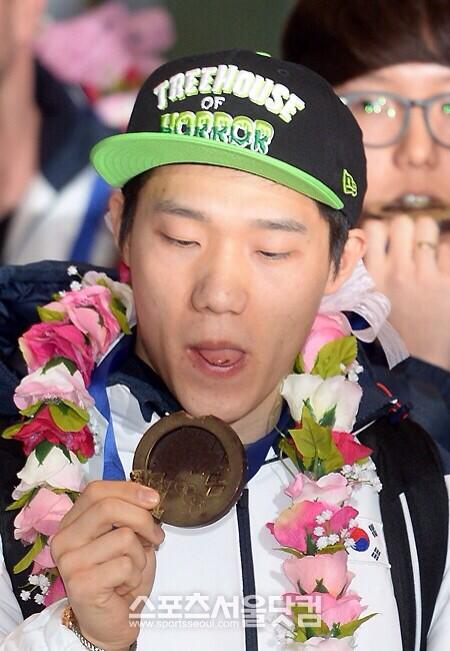 sochi_fighting's tweet photo. 냠! 금메달 먹는 모태범 선수! 태보미 선수 넘넘 귀여븐 거 아니냐능 ㅋㅋㅋㅋㅋ #소치파이팅 http://t.co/7i4dTzjd9z
