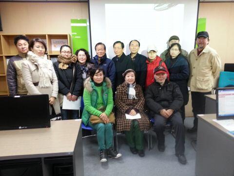 SmartSeogu's tweet image. 2014년 #서구청 #구민정보화교육 검단 1·2기 수료식! 포토샵,스마트폰 활용 수료식을 진행했습니다! 공부하신 내용 잊으시면 앙대요!^^교육생분들 모두 수고하셨습니다:)noulnori.net/642