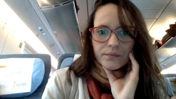 EvaEdJaguar's tweet photo. Camino de Barcelona a ver a @sddist y ya trabajando... Pero en el bolso llevo #lana y #agujas #felizmiercoles http://t.co/U8DTshT8ut