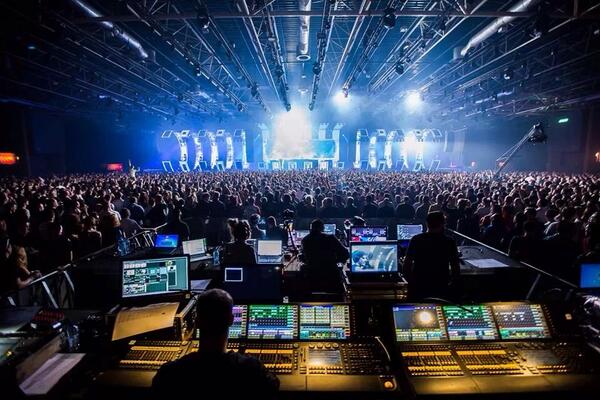 TheArtofLights's tweet photo. F.O.H. @AStateOfTrance controlled by @MALighting @TheArtofLights @GreenHippo__ http://t.co/cRRUBTu1C4