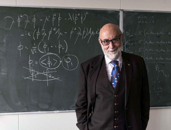 CERN's tweet photo. Nobel laureate François Englert explains the fundamental mechanism that gives particles mass
http://t.co/nM2BCABlCm http://t.co/AsXYSFjkUV