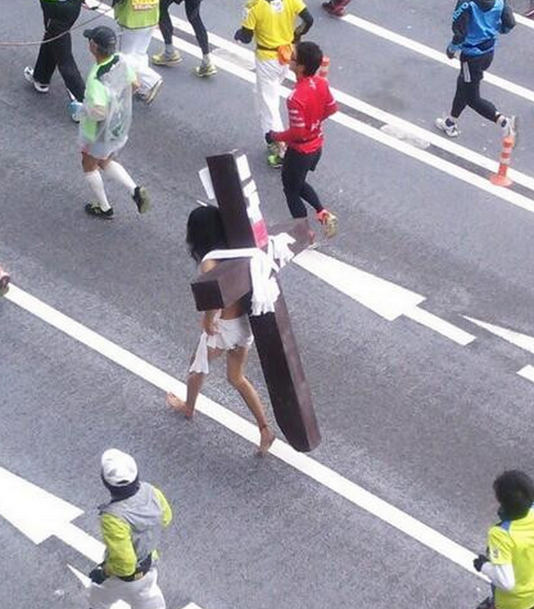 ChristianPost's tweet photo. 'Jesus' With Cross Strapped to Back Runs Yet Another Marathon: http://t.co/mmhcUojU7y... http://t.co/GgCoyfUxzU