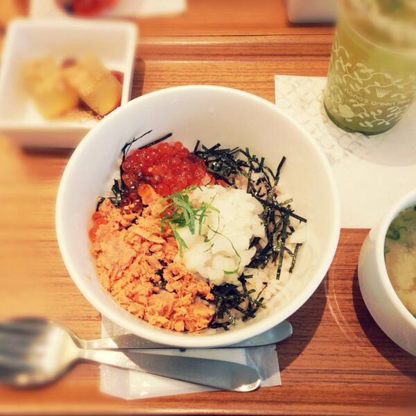 たまたまバンド練習の帰りで星ヶ丘通るっていうから降りてお昼おごってもらった♡ごちそうさまでした〜♩