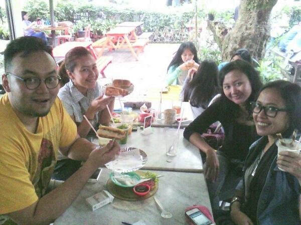 RotiCisangkuy's tweet photo. Teteh Cantik @Ratrichibi @dyanti @sepatumerah dan akang  ganteng @vabyo makasih udah datang ya http://t.co/iVdZThtXJa