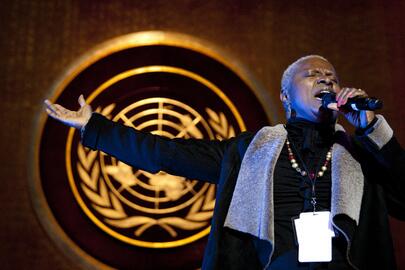 In radio message @angeliquekidjo calls for peace in CAR, joins @UN & @Toure_yaya42 on.fb.me/N1WQtn #CARcrisis