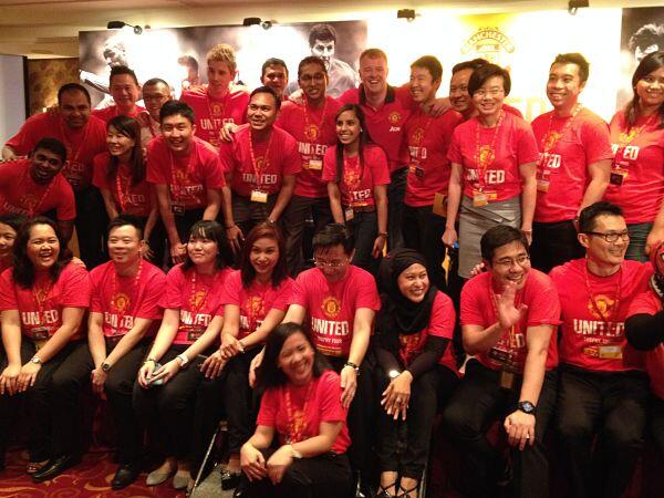 DHLManUtd's tweet photo. #UtdTrophyTour in #Singapore: Gary with the whole #DHL team. Thank you for your fantastic work. http://t.co/MJLzC0730z