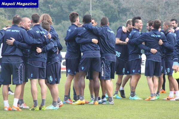 napolimagazine's tweet photo. 200 FOTO - Napoli, abbracci in allenamento, a parteMesto e Zuniga, a colloquio con Benitez http://t.co/wvO8TlIcS3 http://t.co/MToAogpueB