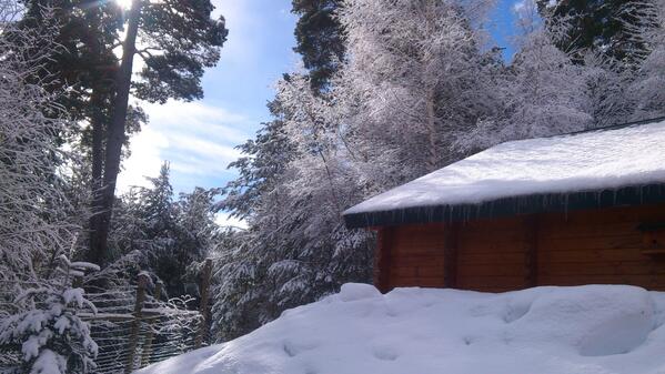 esquiaenaragon's tweet photo. "@Lacuniacha: La noche nos ha dejado una pequeña nevada y ahora brilla el sol! http://t.co/sfuVAutGgF" ;-) BONITO PAISAJE #AragonTuReino