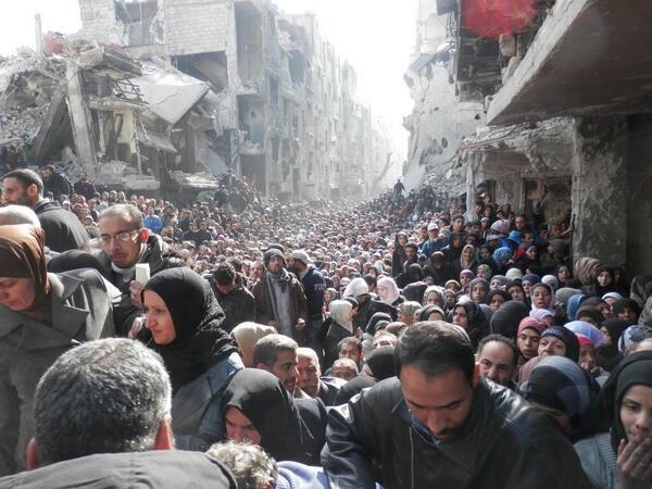 jbaetz's tweet photo. Wow, crazy. 
#Syria via @UNRWA crowd in line for food in Yarmouk http://t.co/gaNxbwXRfO