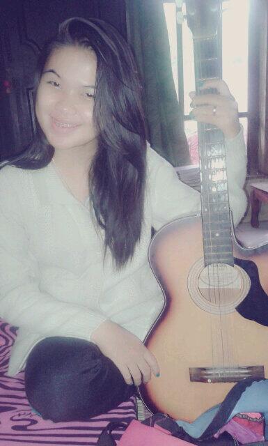 Maaciw icell pinjeman gitarnya ;;):d