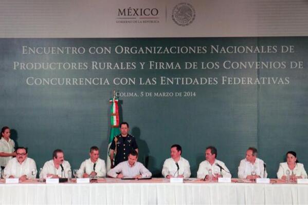 osoriochong's tweet photo. El Pdte @EPN escuchó propuestas de los actores del campo,asume el compromiso de la transformación del campo mexicano. http://t.co/QKXpJV21Rj