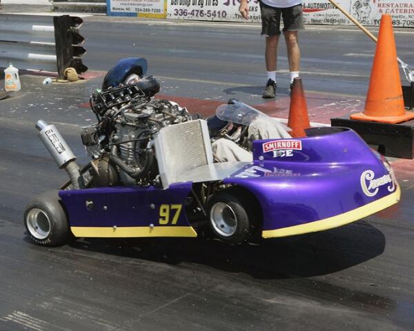 Check out this EPIC go kart at the dragstrip. Dangerous? Yes. Would we drive it? Yes. dragzine.com/news/insane-mo…