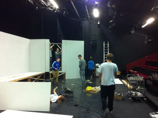 StairKeesNL's tweet photo. Het opbouwen is in volle gang! Het decor staat bijna @TheaterKees #yolodemusical Reserveer via http://t.co/p0mWsch4tQ http://t.co/GnoRnRSIu6