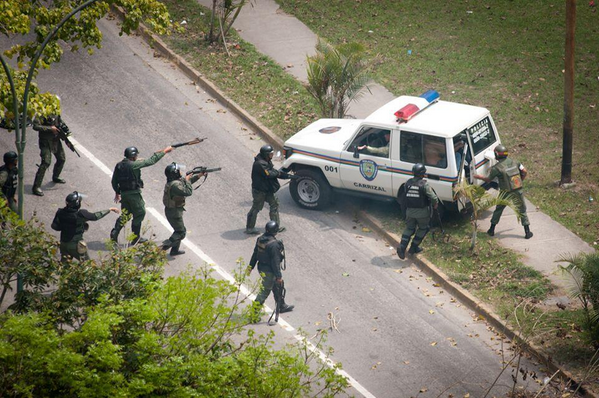 AnonymousVene10's tweet photo. "GNB vs Policía Carrizal (por ayudar heridos) 

¡sigamos Firmes que Vamos Bien! gnb en Caos

#ResistenciaVzla http://t.co/6AwGq8iRiy"