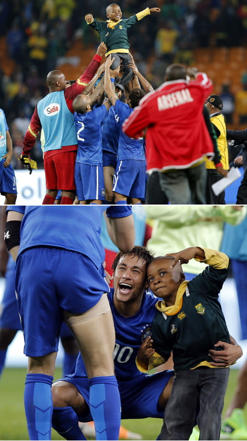 voetbalzonenl's tweet photo. Deze Zuid-Afrikaanse veldbestormer werd niet weggejaagd, maar in de armen gesloten door de Braziliaanse voetballers! http://t.co/Ez4svLOeEM
