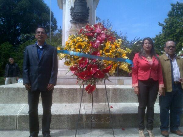 ClemMerida's tweet photo. Ofrenda floral por parte del CLEM con el presidente,secretario de cámara y la legisladora suplente Maria Castillo http://t.co/kfFA5vJGVa