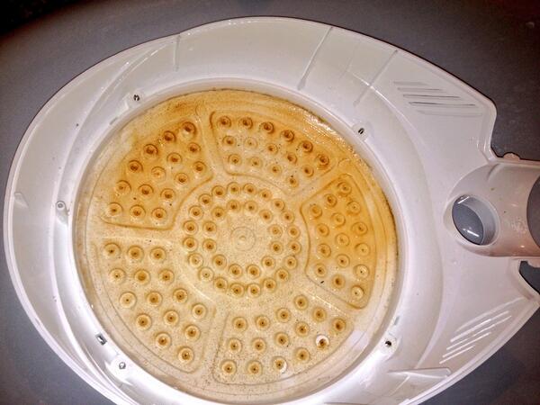 ggernando's tweet photo. Aliás, a região é muito mau servida. A Sabesp fornece uma água barrenta para consumo. Olha o chuv c 1 mês de uso... http://t.co/bW9mwC2BwK
