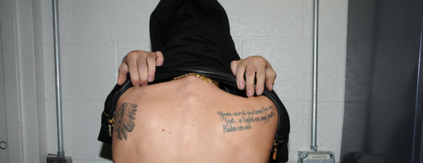 biebersmaniabr's tweet photo. NOVO VÍDEO: Imagens de Justin Bieber urinando para testes na prisão é divulgada: http://t.co/ZRHhqaixXt http://t.co/3nzJAeFEDG