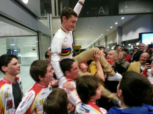 ici_gironde's tweet photo. Le champion du monde à 20 ans, Thomas Boudat est accueilli en star à sa descente d'avion. #Bordeaux http://t.co/iuyQVOPgYT