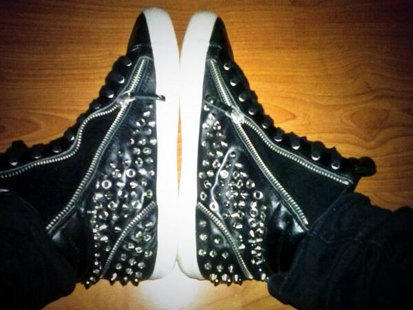 ANTONIOANTONYNY's tweet image. I'm a rockstar! #punkmovement #rock #boots @ZARA #sales