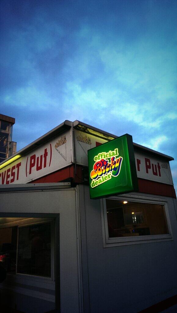 thomasvanroost's tweet image. Vanavond ben ik frituur gids in Mechelen. Dolle pret @FrederikBuyckx! Ik word beloond met @therealbicky