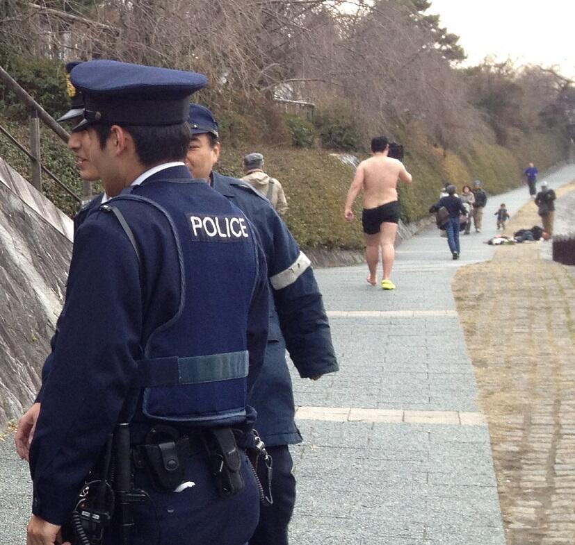 あったかふわふわ ちょっと典ちゃんにバカにされて悲しいから逆襲する 警察から逃げる半ケツ Http T Co Pity18uraz Twitter