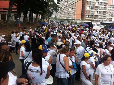 Inicia la caminata de las mujeres por la vida en Caracas. Van repitiendo rosarios BhaGcKjIIAAAbjo