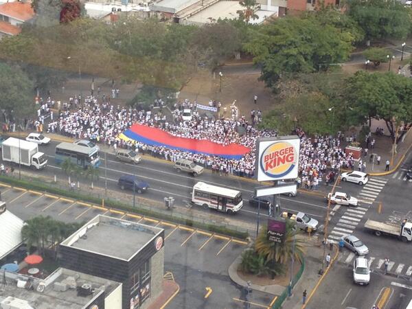 Inicia la caminata de las mujeres por la vida en Caracas. Van repitiendo rosarios BhaGtlWIIAAh-D7