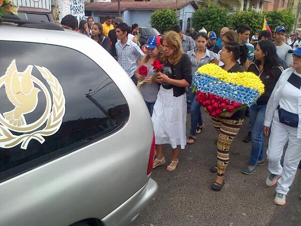 ElUniversal's tweet photo. Gritan contra el oficialismo en sepelio de Jimmy Vargas, muerto en protesta en #Táchira http://t.co/FZrm1qYEG1 (vía @danilozanomadri) #26F