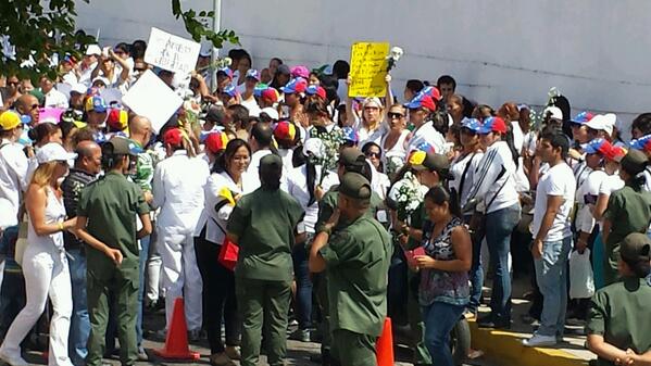 ElUniversal's tweet photo. En Nueva Esparta, a las 10:26am, las mujeres cantaban el himno nacional http://t.co/gzPPgClCU5 (vía @anak14) #26F