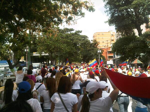 ElUniversal's tweet photo. 10:53pm Mujeres marchando por la vida en #Barquisimeto http://t.co/MrTEyag25N (vía @ReporteYa) #26F